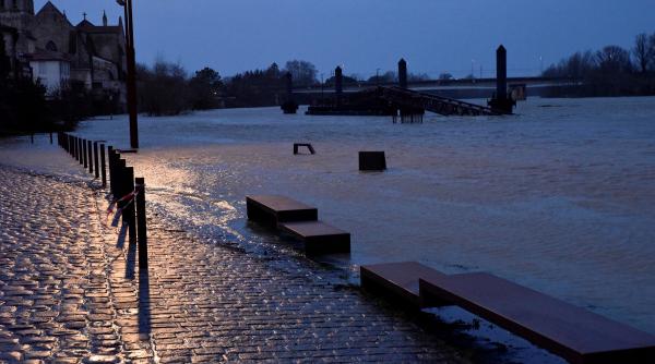 franta mentine alerta rosie de inundatii in timp ce furtuna pedro loveste sud vestul tarii