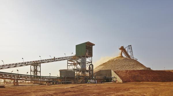 o tara mica si saraca si a crescut economia datorita aurului atat de mult incat a reusit sa obtina si bani de la fmi