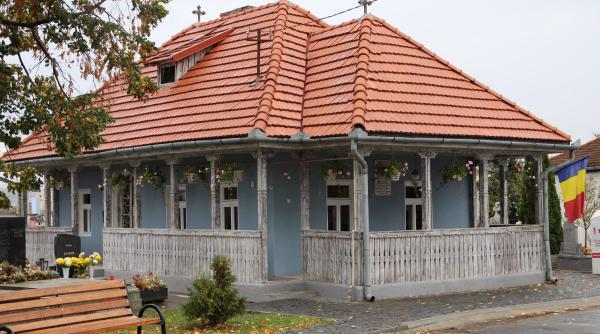 prima scoala romaneasca din targu mures care a functionat intre 1765 1912 a fost redeschisa un preot intors din spania a restaurat o