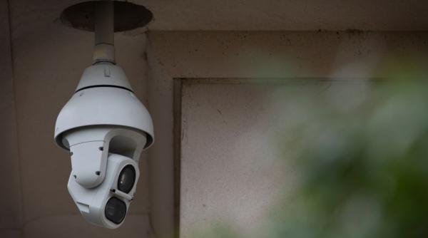 Românii riscă să fie filmați în propria casă: O vulnerabilitate critică a fost descoperită la aceste camere de supraveghere video