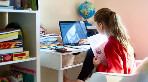 Școlile din Galați sunt închise joi, elevii fac cursuri online. Sunt restricții de circulație pe 13 drumuri judeţene, din cauza zăpezii