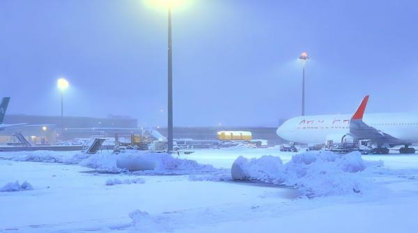 Aeroportul din Viena s-a închis din cauza ninsorii: Sute de zboruri au fost anulate, întârziate sau deviate