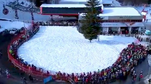 cozi uriase la telegondola din poiana brasov sute de turistii au venit pe partii si toate pensiunile din statiune sunt ocupate