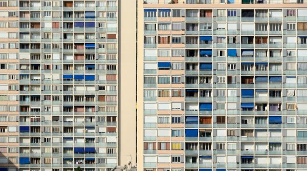 Criza locuințelor în Europa: statele investesc masiv în chirii și locuințe sociale, România rămâne la 0,01% din PIB