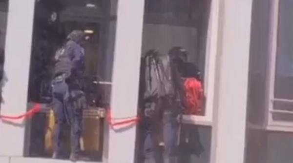 Hackerii care fură banii oamenilor de pe card, organizaţi într-un call center ca la corporaţii. Imagini cu momentul când au fost prinşi