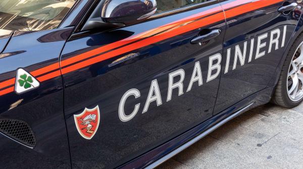 O româncă i-a mușcat pe polițiștii care nu au lăsat-o să fure un televizor, în Italia