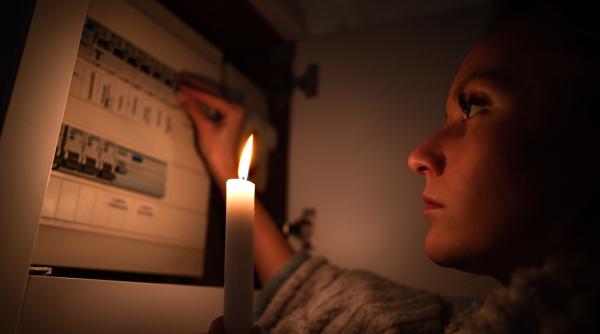 Peste o mie de consumatori au rămas fără curent electric, vineri, în Harghita, din cauza vântului puternic
