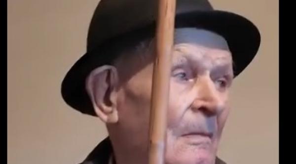 radu miruta i a oferit emblema de onoare a armatei romane lui constantin paunescu veteran de razboi ajuns la 103 ani