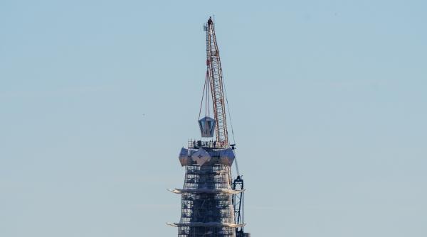 Sagrada Familia din Barcelona, cea mai înaltă biserică din lume, a ajuns la 172,5 metri, după montarea unui element pe crucea centrală