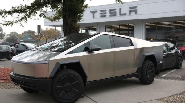 Tesla lui Musk lansează o versiune mai ieftină de Cybertruck, ca să convingă clienții să cumpere camioneta. Cât costă noul model