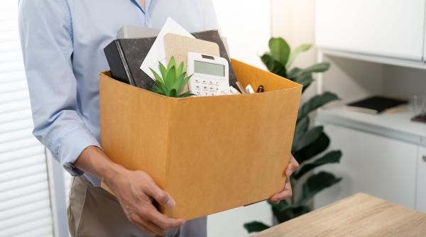 un barbat a fost concediat dupa 3 zile pentru ca n a vrut sa dea mana cu sefa lui acum primeste compensatie de 34 000 de euro