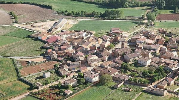 un sat spaniol frumos la 2 ore de madrid ofera gratuit o casa unei familii dispuse sa se mute aici si sa administreze barul local