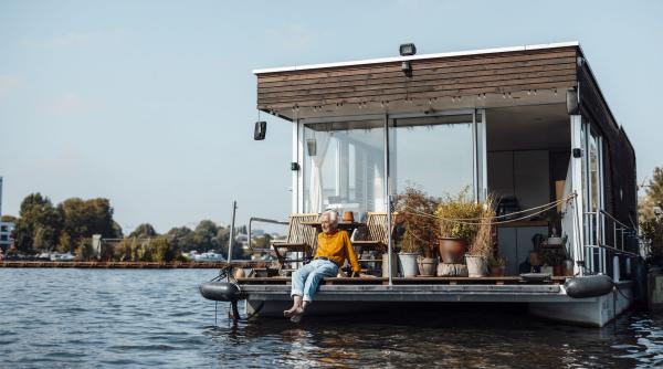 gata un pensionar care si a investit toate economiile intr o casa pe rau de 100 000 de euro a fost nevoit sa o vanda cu 2 euro