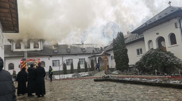 incendiu la o manastire din gorj flacari pe 250 de metri patrati pompierii intervin cu cinci autospeciale
