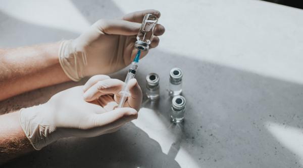 Propaganda anti-vaxxer a provocat cea mai gravă criză din România la vaccinarea copiilor. "Medicina nu se face cu apă, aer și energie"