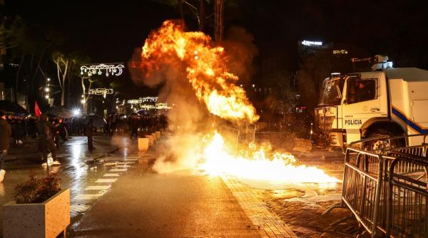protest violent al opozitiei la tirana cel putin 18 persoane au fost arestate in urma confruntarilor cu politistii