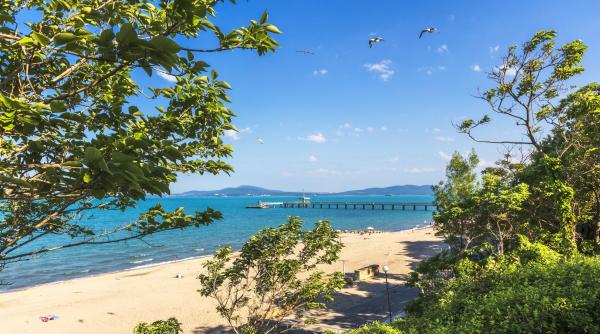 Țara vecină cu România care este considerată „noua Mallorca”. Peisaje spectaculoase la prețuri mici
