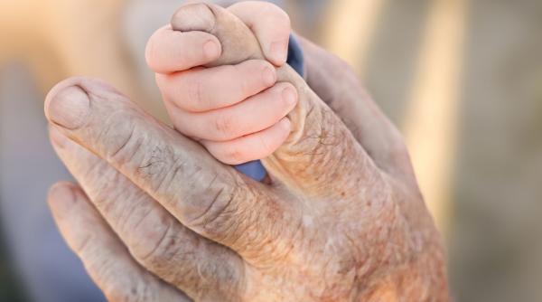 Un francez a devenit tată la 91 de ani. Fiica cea mare a acestuia are 60 de ani