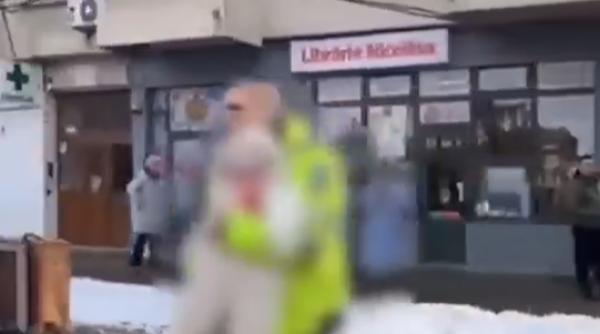 un politist local a salvat un bebelus dupa ce un incendiu a izbucnit intr un bloc din iasi