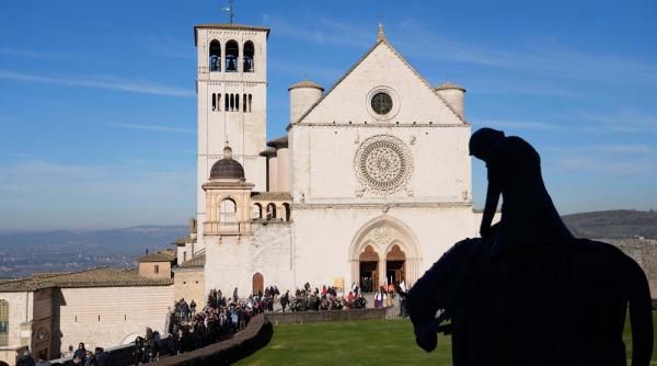 moastele sfantului francisc de assisi expuse publicului pentru prima data intr o basilica din centrul italiei