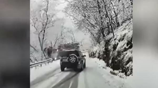 momente socante pentru un sofer a alunecat de pe un drum inghetat intr o rapa dupa ce a pierdut controlul volanului