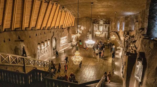 regatul subteran de sare care a devenit una dintre cele mai ciudate atractii din europa este si catedrala si relicva si parc tematic