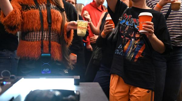 Soft clubbing, fenomenul care ia amploare în Europa: petreceri cu dans, fără alcool, organizate duminică dimineață