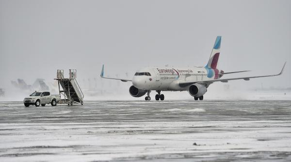 traficul pe aeroporturile otopeni si baneasa a revenit la normal dupa intarzierile cauzate de ninsori