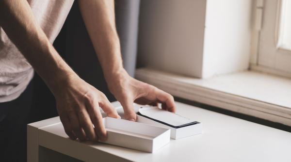 un chinez a crezut ca a castigat un iphone la petrecerea companiei dar a fost socat cand a ajung acasa si a vazut ce era in cutie