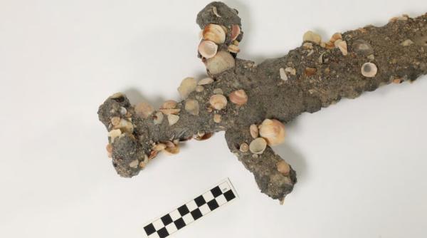 Descoperire arheologică rară în Marea Mediterană: O sabie de cavaler cruciat a fost găsită de un student, îngropată în sedimente marine
