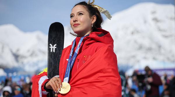 Eileen Gu i-a adus un omagiu emoționant bunicii sale după ce a câștigat medalia de aur la Olimpiadă: „Sper că am făcut-o mândră”