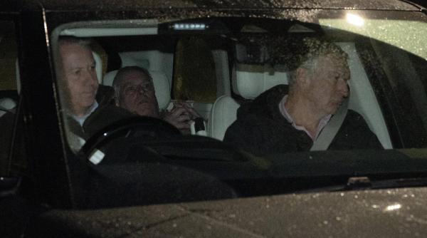 fotografia facuta in momentul arestarii fostului print andrew a fost expusa pe un perete la luvru