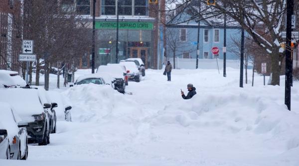 o furtuna istorica de zapada loveste nord estul sua stare de urgenta in mai muste state si interdictie de circulatie la new york