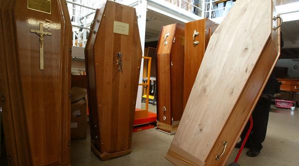 o tanara de 29 de ani a renuntat la catedra ca sa vanda sicrie in europa vanzarile anuale ajung la sase milioane de dolari