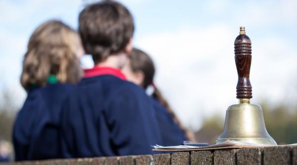 tot mai multe scoli renunta la cravate si sacouri in marea britanie ce sunt tinutele active care inlocuiesc uniformele traditionale