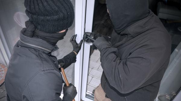 trei hoti din italia au fost surprinsi intr un apartament de proprietara si au cerut scuze ca au gresit locuinta si au plecat