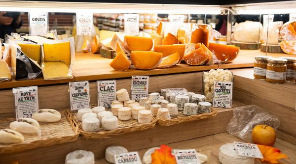 un barbat din italia a fost prins ca manca bucati din cele mai scumpe branzeturi din supermarket apoi le abandona pe raft