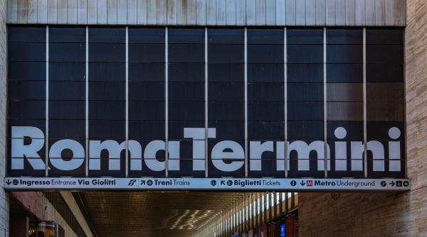 21 de carabinieri si politisti italieni au furat dintr un magazin din roma haine si parfumuri de 184 000 de euro