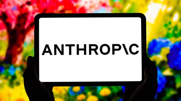 anthropic acuza trei unicorni tech din china ca au distilat ilegal capabilitati din claude pentru a si antrena propriile modele ai