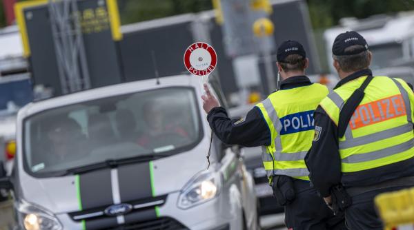 Autocar cu 29 de studenți români, blocat la granița dintre Austria și Ungaria. Vehiculul, confiscat din cauza defecțiunilor grave
