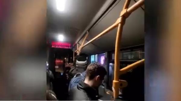 Imagini cu mai mulţi călători blocaţi într-un autobuz care a rămas fără curent electric, la Cluj-Napoca. Cum au reuşit să iasă