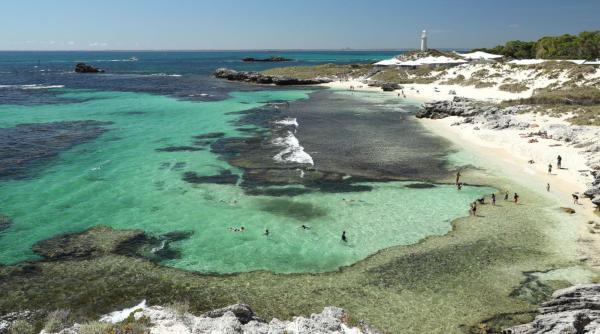 insula idilica unde turistii dorm pe morminte fara sa stie multi o viziteaza pentru quokka si nu ii cunosc istoria intunecata