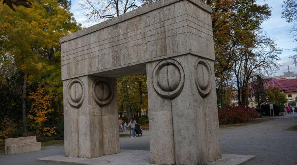 o banca de piatra din ansamblul brancusi in apropiere de poarta sarutului este distrusa politia face cercetari