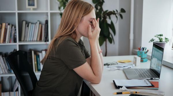 o femeie a fost concediata pentru ca a spus ca are nevoie de 8 ore de somn pe noapte cazul a fost transat de o instanta din new york