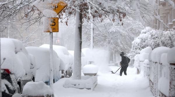 strat de zapada de peste 50 cm unde va lovi ciclonul bomba care prelungeste iarna cu noi episoade de viscol si temperaturi extreme