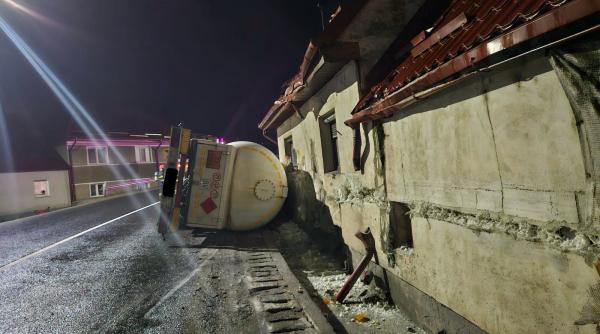 Trafic blocat 7 ore pe DN1, în Sibiu, după ce o cisternă care transporta gaz butan s-a răsturnat. Localnicii, evacuaţi preventiv