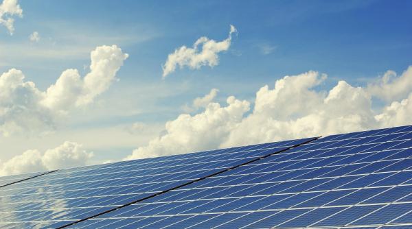 5 motive pentru care ar trebui să îți instalezi panouri solare