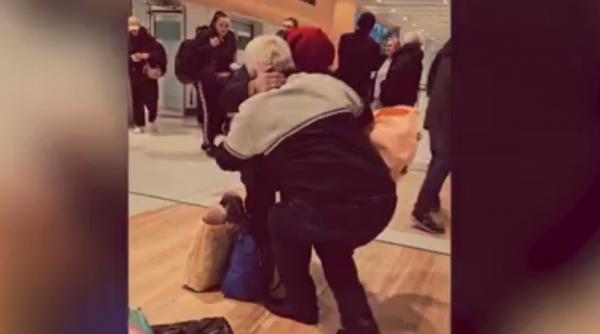 a cerut o de sotie dupa 45 de ani de la despartirea din tinerete imaginile de pe aeroportul din chisinau au devenit virale