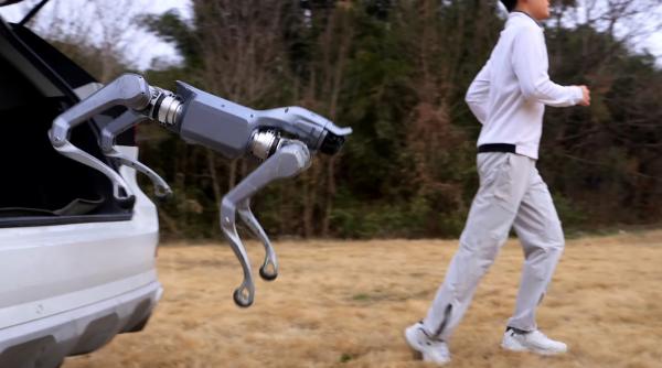 Câinele robot care poate să joace tenis dar și să muncească: „Companionul Tău” tocmai a fost lansat de gigantul tech chinez Unitree