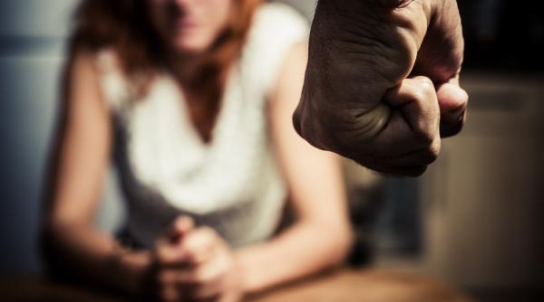 Lege nouă împotriva agresorilor: Pot fi forțați să meargă la psiholog sau să se interneze la psihiatrie